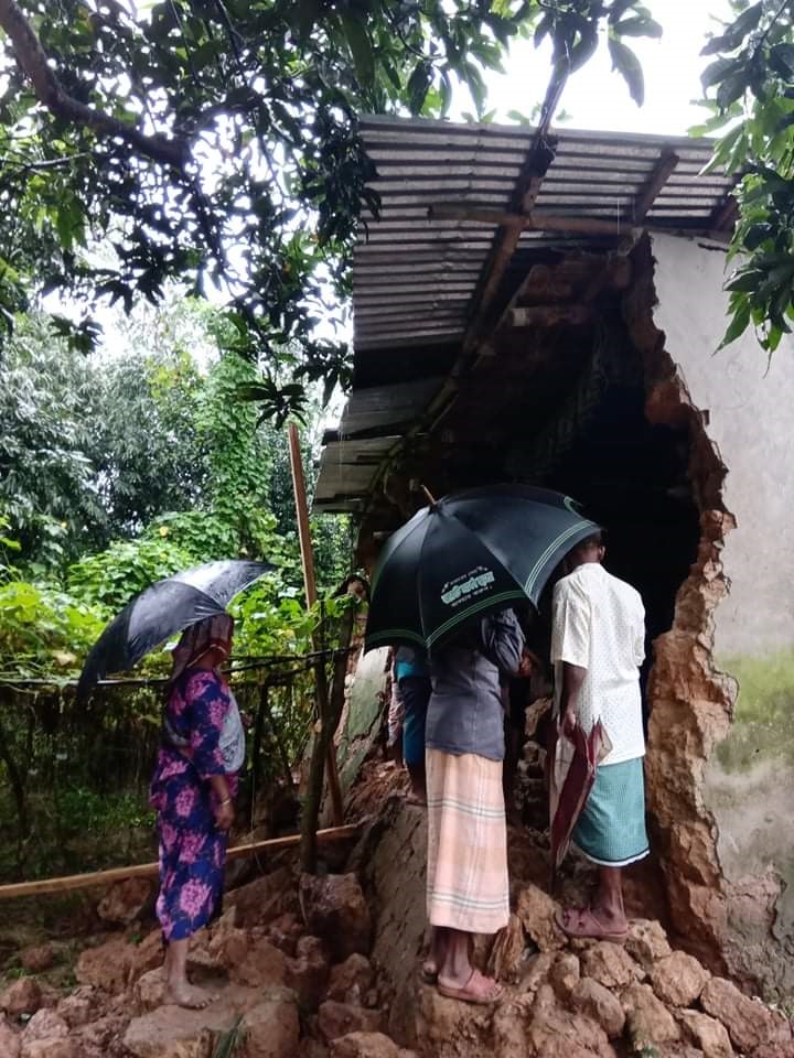 দেয়ালচাপায় প্রাণ গেল দুই সন্তানসহ বাবা-মায়ের