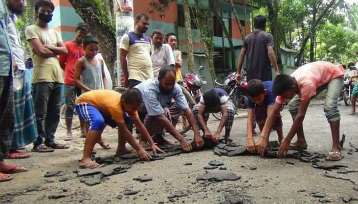 হাত দিলেই উঠে যাচ্ছে সড়কের কার্পেটিং