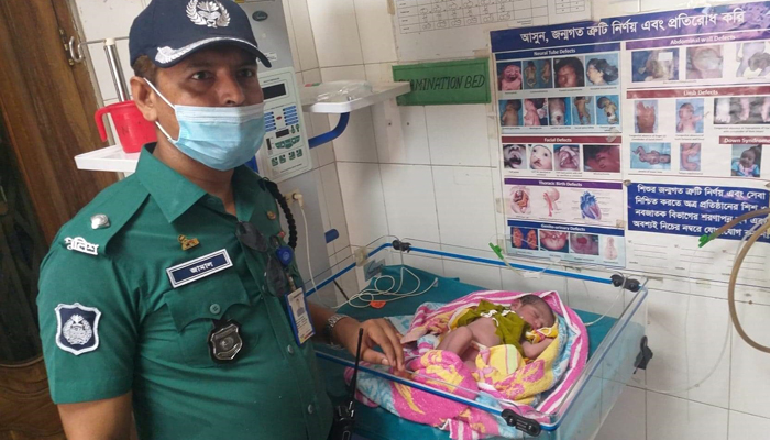 নবজাতক ও ভারসাম্যহীন মাকে হাসপাতালে ভর্তি করল পুলিশ