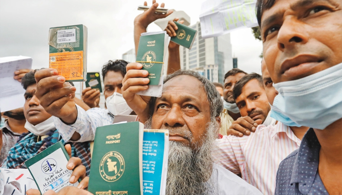 হচ্ছে না সমাধান, সড়কে সৌদি প্রবাসীরা