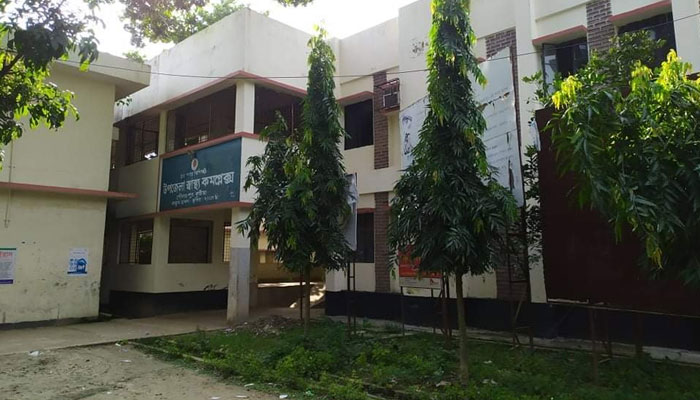 আসেন না চিকিৎসকরা, স্বাস্থ্য কেন্দ্রে সেবা দেন কর্মচারীরা