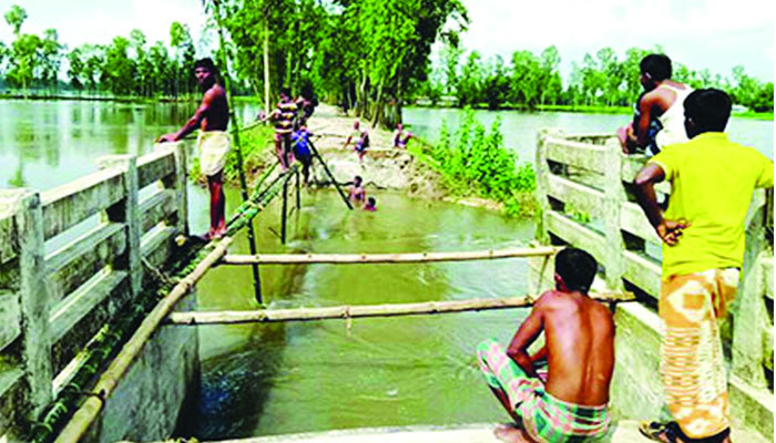 বাঁশের সাঁকো দিয়ে উঠতে হয় সেতুতে!
