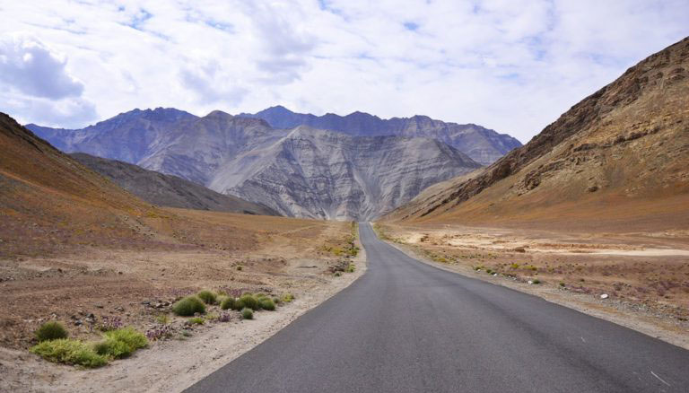 লাদাখের রহস্যময়ী ম্যাগনেটিক হিল সৌন্দর্যে ভরপুর