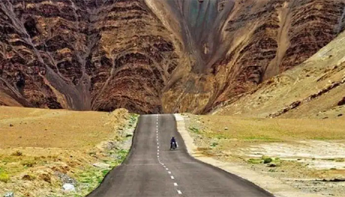 লাদাখের রহস্যময়ী ম্যাগনেটিক হিল সৌন্দর্যে ভরপুর