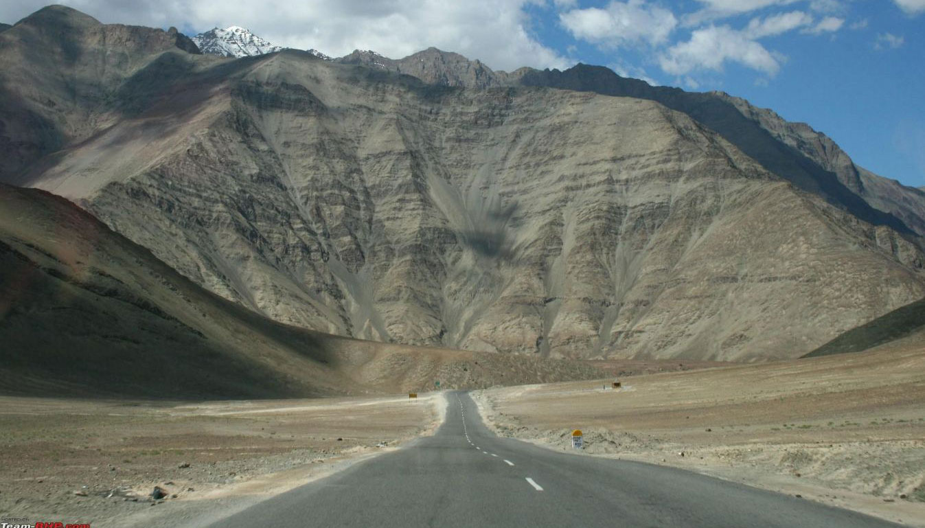 লাদাখের রহস্যময়ী ম্যাগনেটিক হিল সৌন্দর্যে ভরপুর