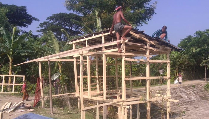 কলাপাড়ায় স্থাপনা তুলে দখল করে নিচ্ছে স্লুইসগেট