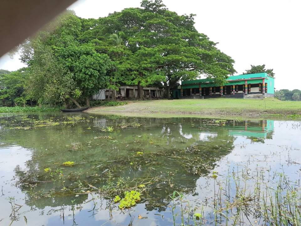 একাত্তরের আগে স্থাপিত স্কুলে যাওয়ার রাস্তা নেই