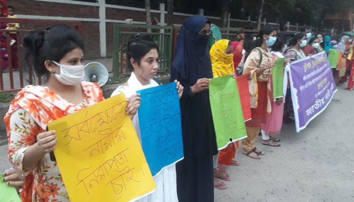 মিরপুরে ধর্ষণ ও নারী নির্যাতনের প্রতিবাদে মানববন্ধন