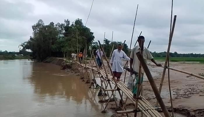 বেড়িবাঁধ সংস্কারে নেই উদ্যোগ, দুর্ভোগে ১৫ গ্রামের মানুষ