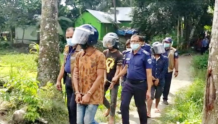 সেই নারীর ঘর থেকে আলামত সংগ্রহ