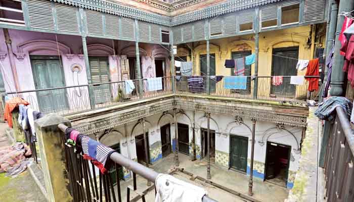 নেতাকর্মীদের সরাতে ব্যর্থ কলেজ প্রশাসন