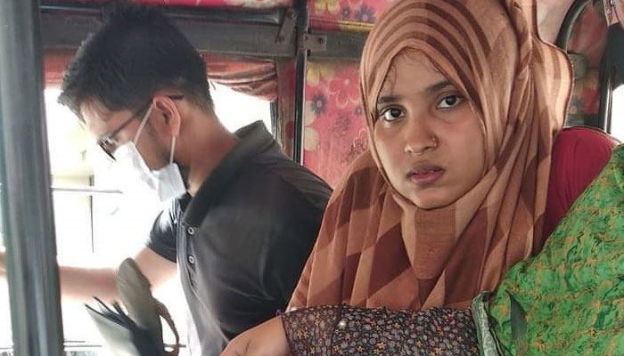 সন্তানের সামনে স্ত্রীর পায়ের রগ কেটেছে স্বামী
