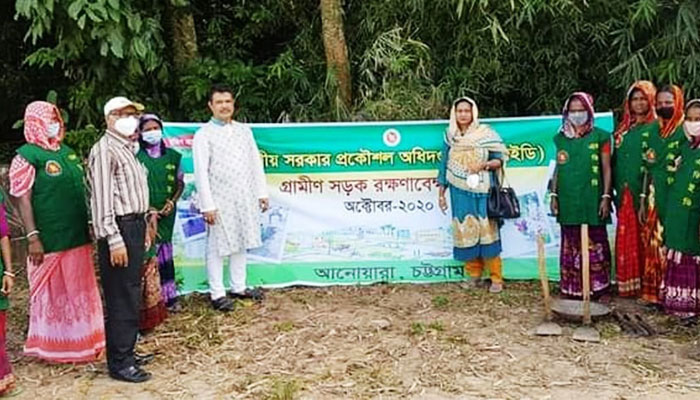 সড়ক রক্ষণাবেক্ষণে ১১০ নারীর জীবিকা