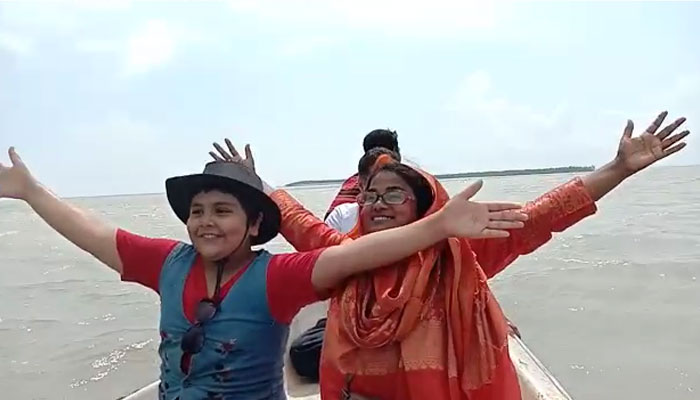 বিহঙ্গ দ্বীপের সৌন্দর্য দেখতে ছুটে আসছে পর্যটকরা