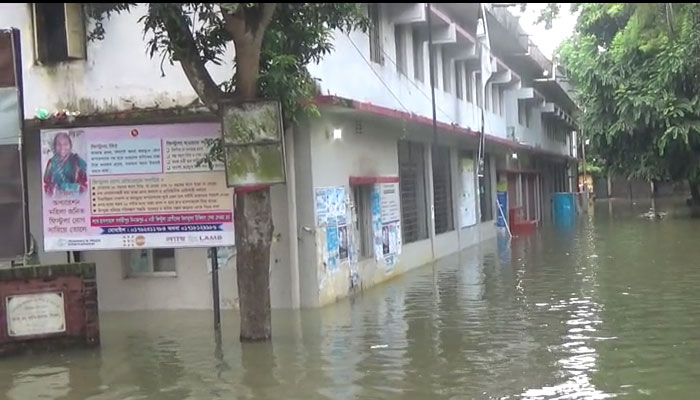 পানি কমতে শুরু করলেও দুর্ভোগ কমেনি
