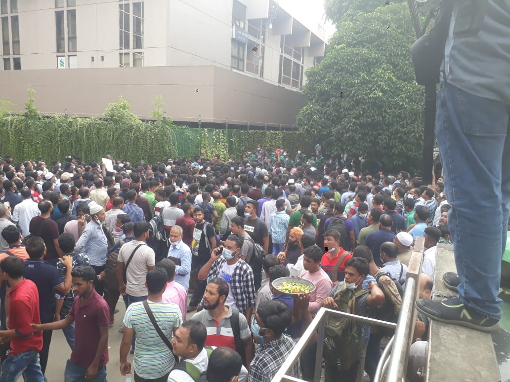 রাজধানীর কারওয়ান বাজারে সড়ক অবরোধ