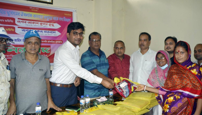 দুর্গাপূজায় সুবিধাবঞ্চিতদের নতুন বস্ত্র বিতরণ