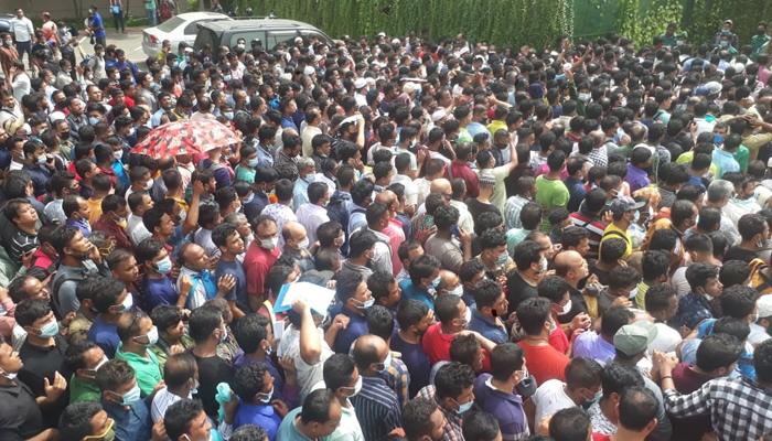 রাজধানীর কারওয়ান বাজারে সড়ক অবরোধ