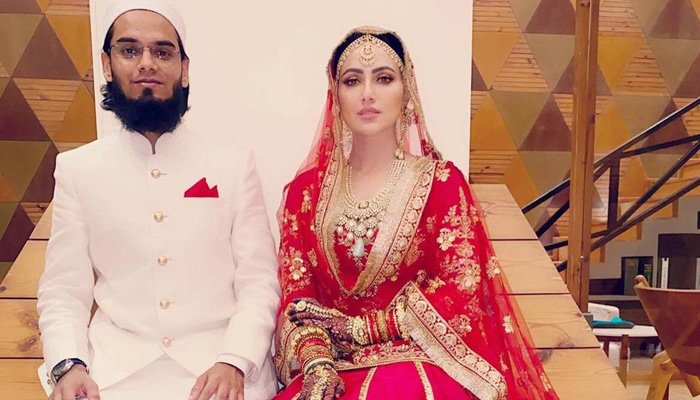 বুজুর্গ আলেমকে বিয়ে করলেন বলিউড অভিনেত্রী সানা খান