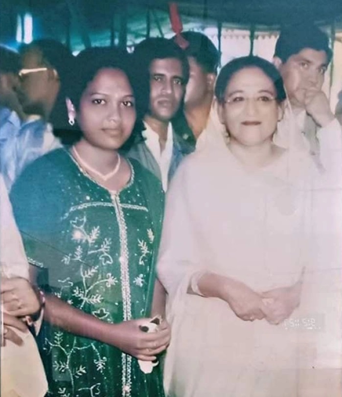 খালেদার পাশে যুবলীগ নেত্রী: বেরিয়ে এলো আসল রহস্য!