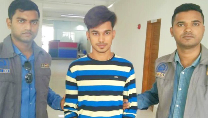মেয়েদের সঙ্গে প্রতারণা করাই তার নেশা ও পেশা
