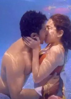 পানির নিচে বরুন-সারার চুমুর ভিডিও ভাইরাল