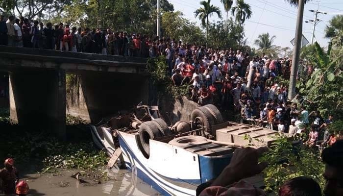 ভ্যানগাড়িকে বাঁচাতে গিয়ে বাস খাদে, প্রাণ হারাল ৪ জন