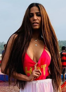 গোয়ায় নগ্ন শুটিংয়ের দায়ে গ্রেপ্তার পুনম পান্ডে