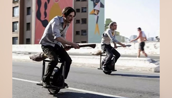 হ্যারি পটারের ঝাঁটায় চড়ে ঘুরে বেড়ানো (ভিডিও)