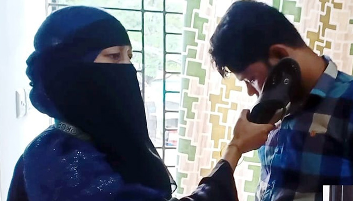 নারীর শরীরে হাত, জুতাপেটা খেলেন নিরাপত্তাকর্মী