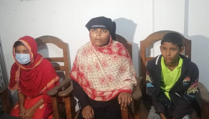 মধ্যযুগীয় কায়দায় দুই ভাই বোন কে নির্যাতন