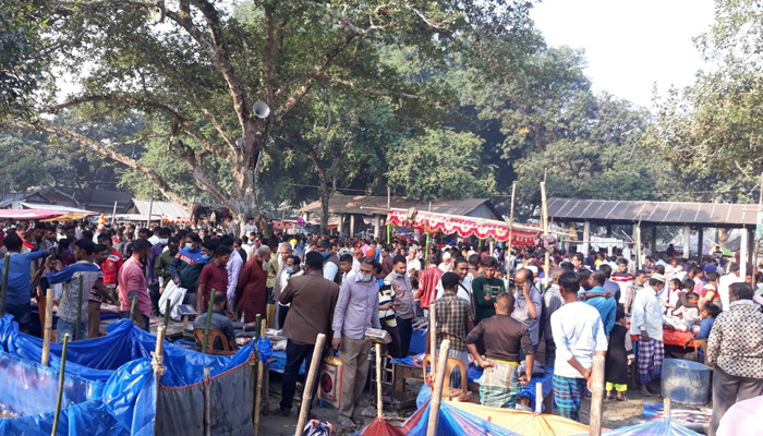 বগুড়ায় বসেছে নবান্নের হাট, মূল আকর্ষণ ‘বড় মাছ’
