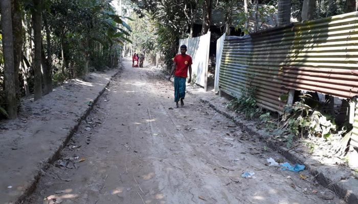 রাস্তার ইট খুলে নিলেন ইউপি চেয়ারম্যান