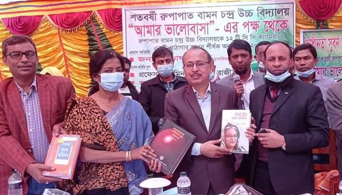 বোয়ালমারীতে বিদ্যালয়ের পাঠাগারে বই ও সিসি ক্যামেরা প্রদান