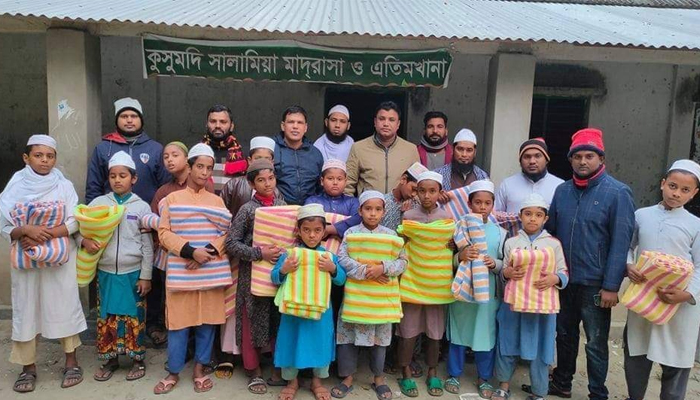 এতিম ছাত্রদের মাঝে শীত বস্ত্র বিতরণ