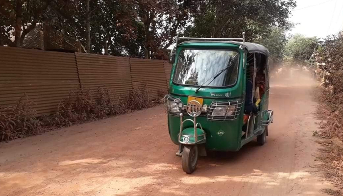 সড়ক সংস্কারে ধীরগতি, ভোগান্তিতে এলাকাবাসী