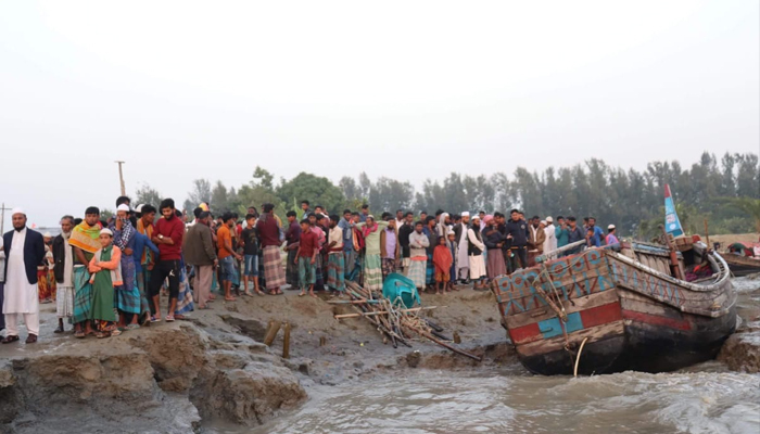 হাতিয়ার মেঘনায় ট্রলারডুবি, এখনো নিখোঁজ ৮