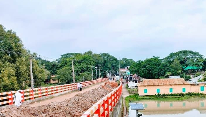 দিরাইয়ে উদ্বোধনের আগেই হেলে পড়েছে সেতুর গাইডওয়াল