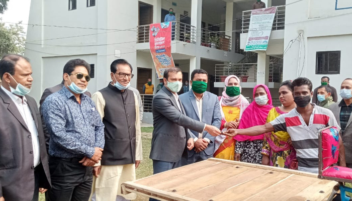 ডিসিকে ফোন করে দৃষ্টি প্রতিবন্ধীর পরিবার পেল ভ্যানগাড়ি