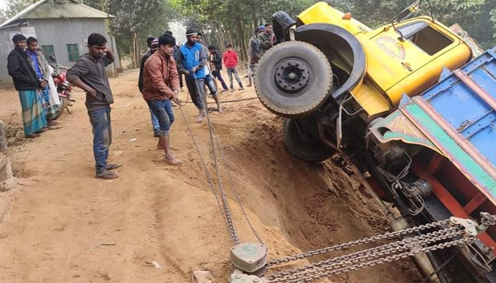 সেতু ভেঙে বালুবাহী ট্রাক খালে