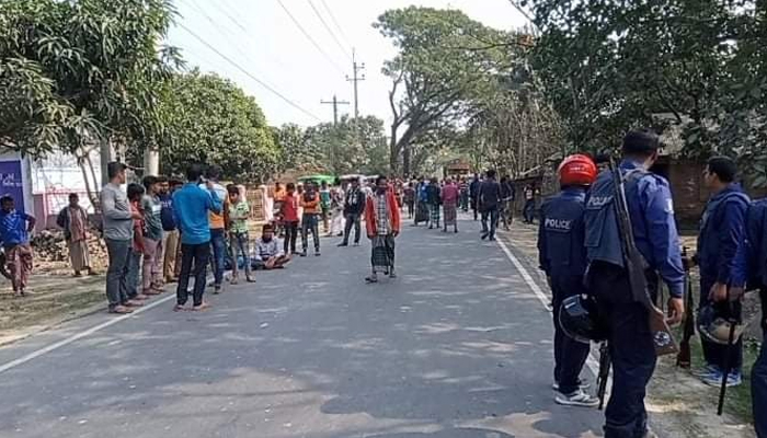 আকিজের বিড়ি কারাখানায় শ্রমিক অসন্তোষ, পুলিশের গুলি