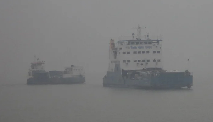 ঘন কুয়াশায় পাটুরিয়া-দৌলতদিয়া ফেরি সার্ভিস বন্ধ
