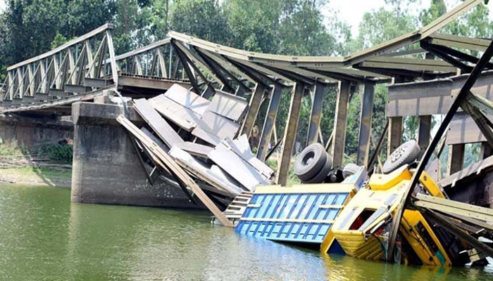 মটরসাইকেলে প্রাণ গেল গৃহবধুর