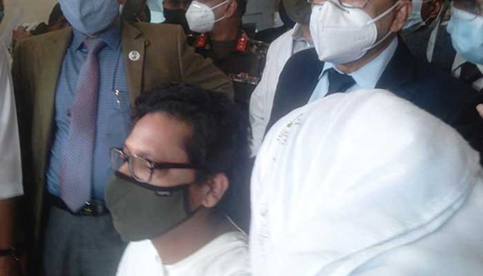 প্রথম মন্ত্রী হিসেবে টিকা নিলেন পলক