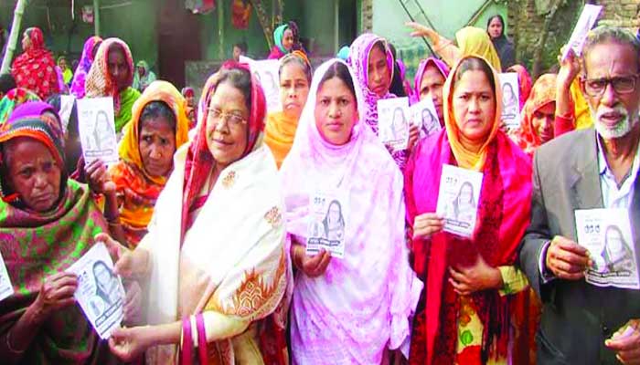 তিন স্ত্রীকে নিয়ে আরেক স্ত্রীর জন্য ভোট প্রার্থনা