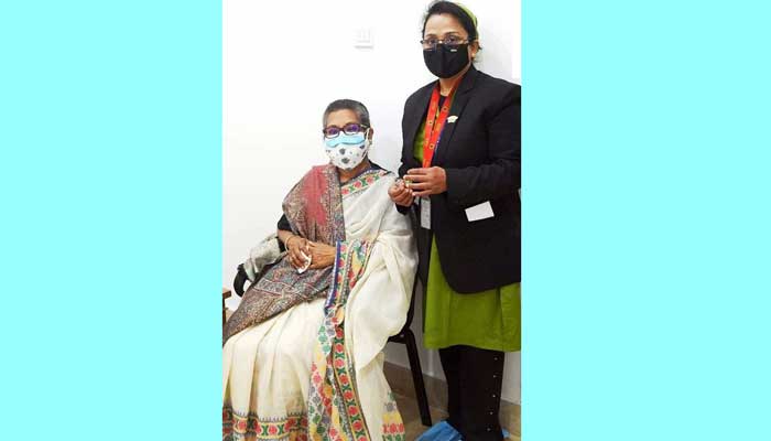 করোনার টিকা নিলেন শেখ রেহানা