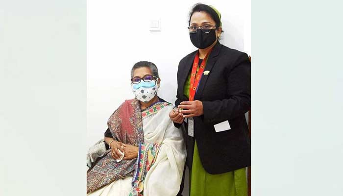 করোনার টিকা নিলেন শেখ রেহানা