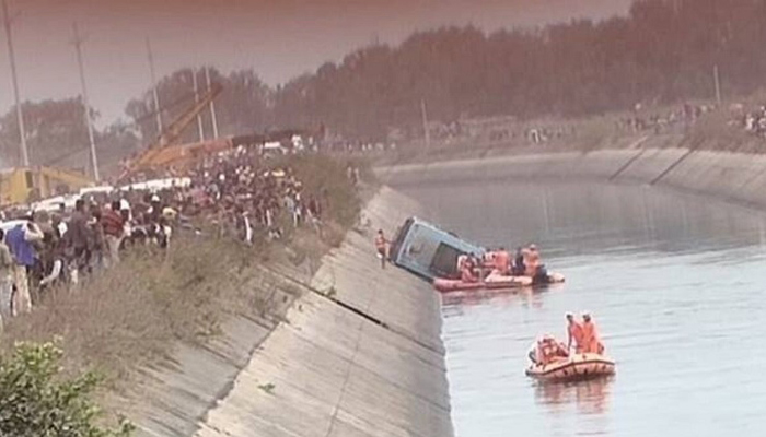 ভারতে যাত্রীবাহী বাস খালে পড়ে নিহত ৩৭