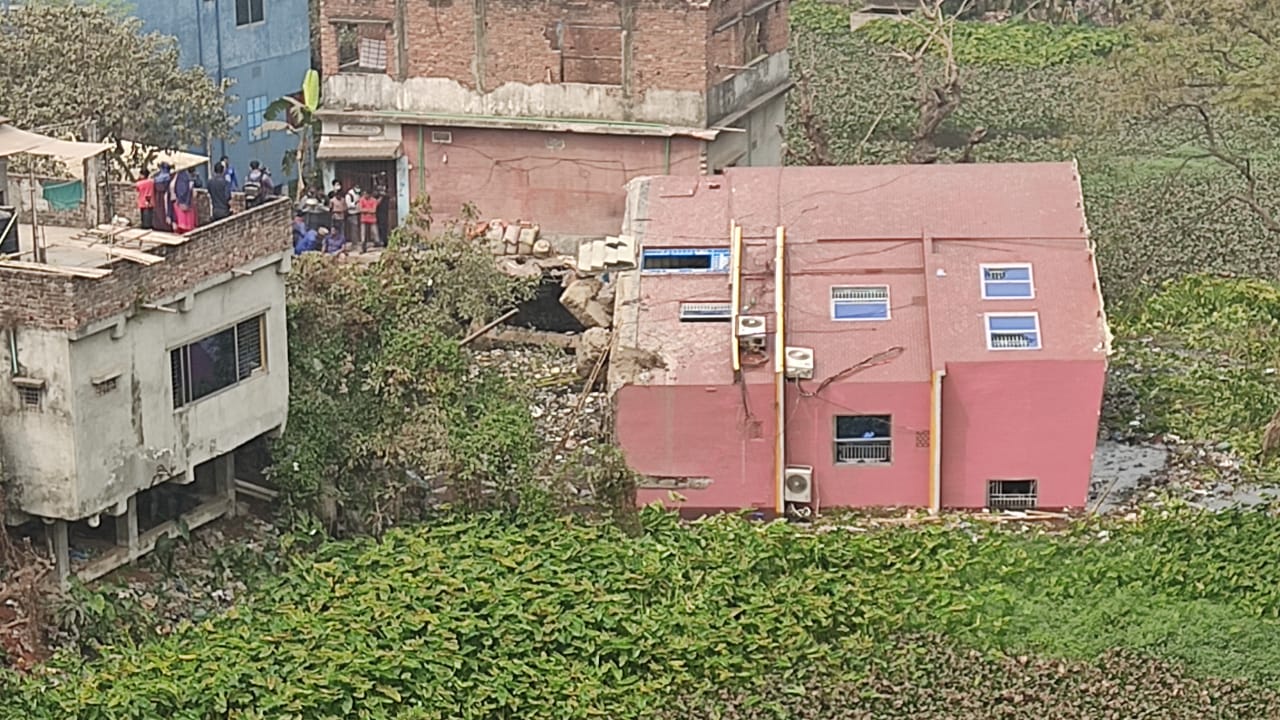 কেরাণীগঞ্জে তিনতলা ভবন ধস, সাতজনকে উদ্ধার