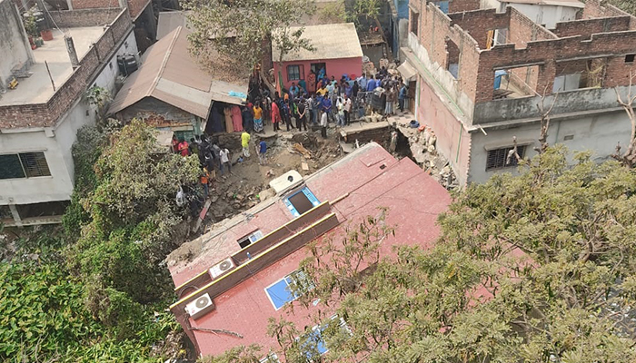 কেরাণীগঞ্জে তিনতলা ভবন ধস, সাতজনকে উদ্ধার